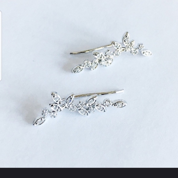 🌿🌿Gorgeous Leaf Ear Climbers in SILVER 🌿🌿 - Picture 2 of 12